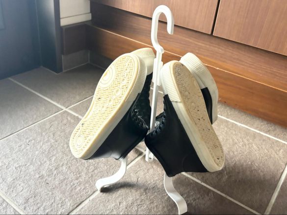 カインズ「吊るしても立たせても干せるシューズハンガー」