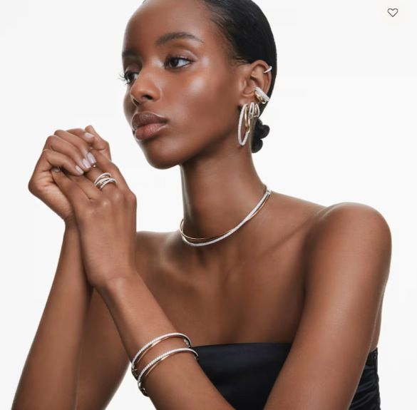 フープピアスを着用する女性