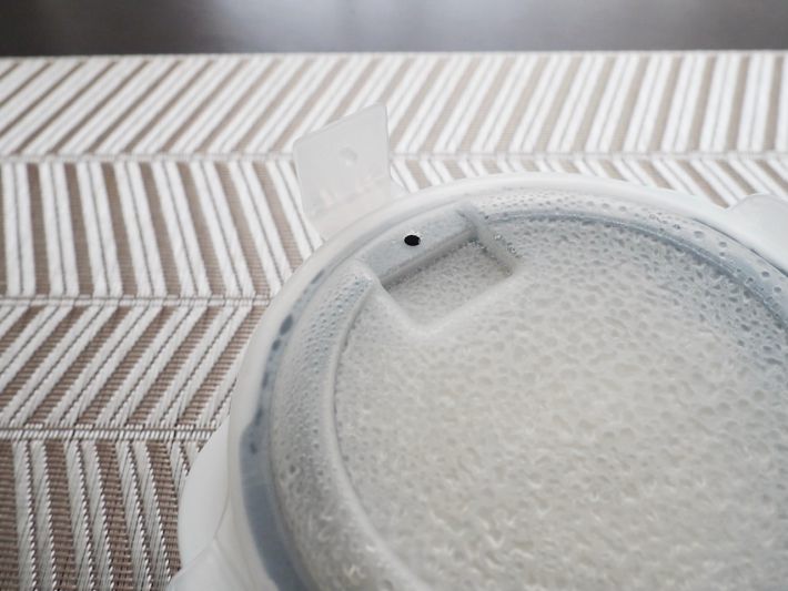 茶碗に米を移そうとする様子