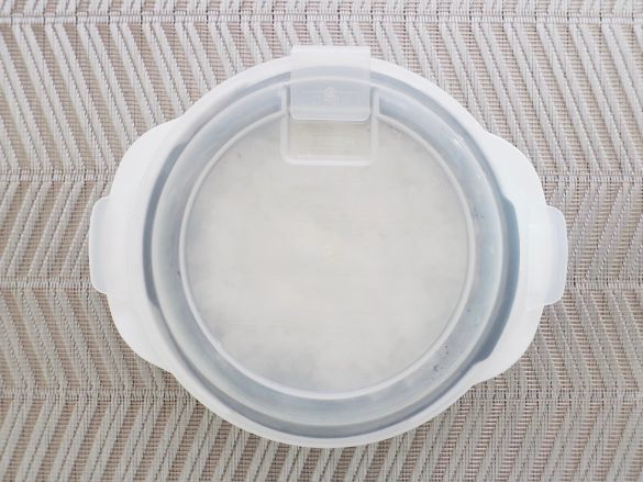 ごはんを詰めて蓋をした様子
