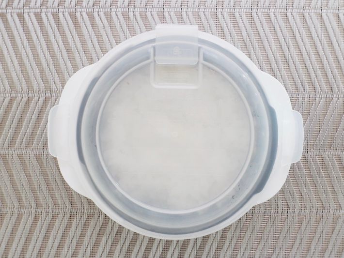 ご飯を詰めて蓋をした様子