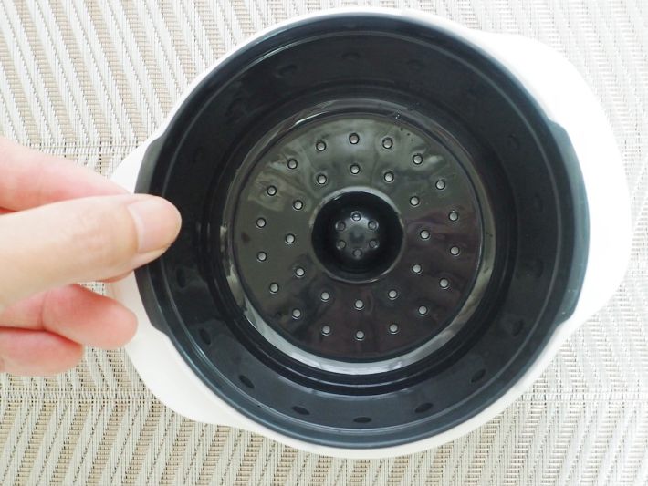 黒い容器を持っている画像