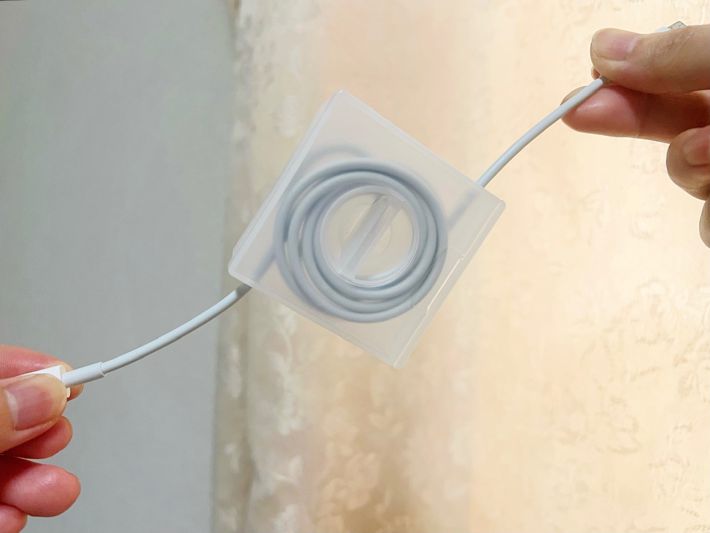 ケーブルを引っ張る様子