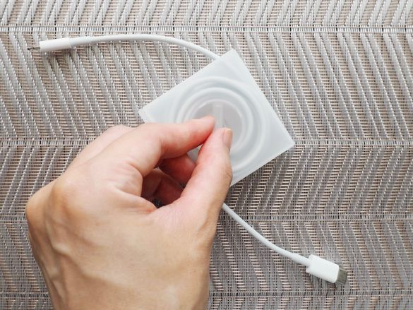 ポリプロピレン スマホスタンド付ケーブル収納