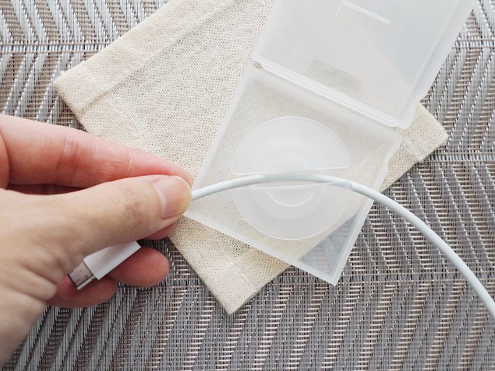 ケーブルを挟む画像