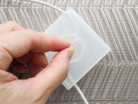 つまみを回す画像