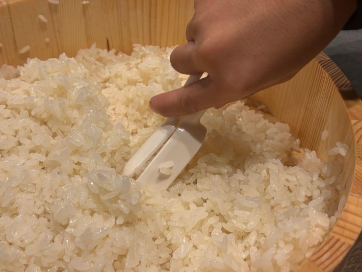 しゃりをすくう様子