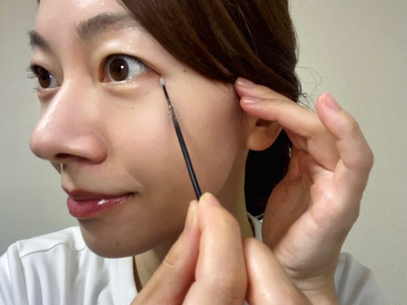 マイクロブラシでアイラインを消す