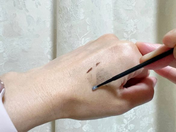 マイクロブラシを手で試す様子