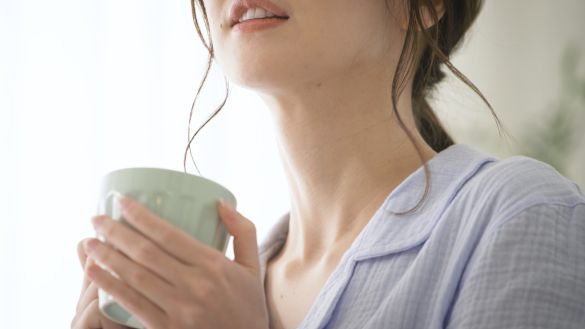 白湯を飲む女性