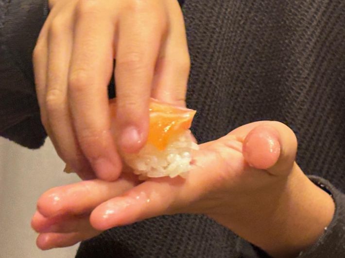 寿司を握る様子