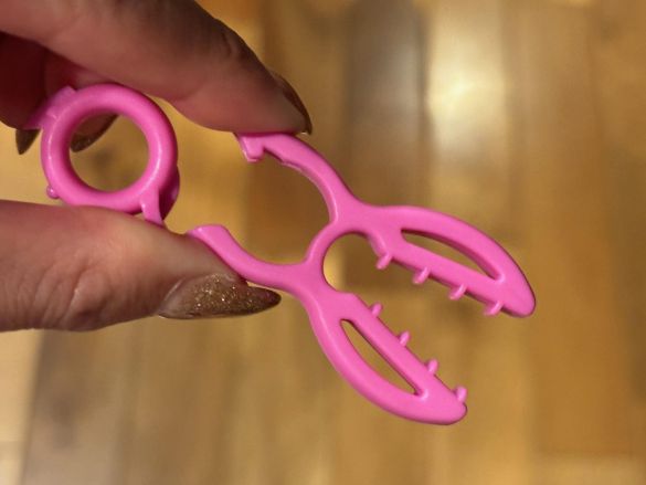 ストッパーをつまむ様子