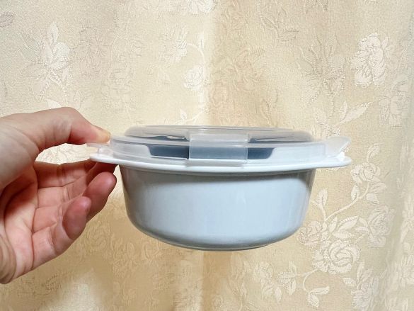 容器をもって横から見た画像