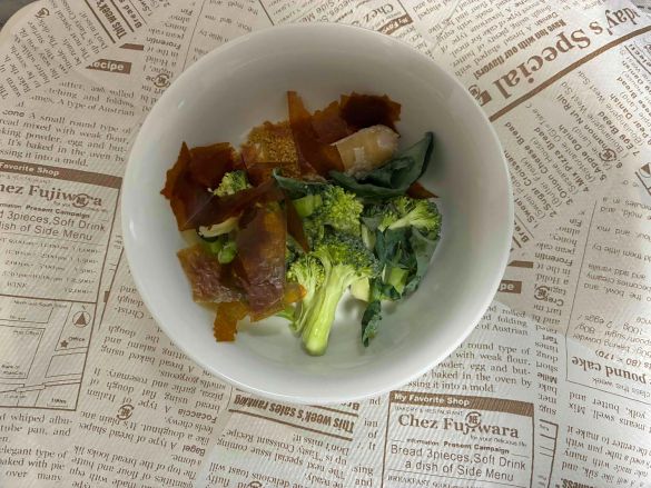 ブロッコリー、ソーセージ、コンソメ、トマトのシートに水を加える