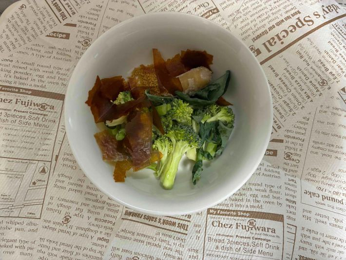 ブロッコリー、ソーセージ、コンソメ、トマトのシートに水を加える