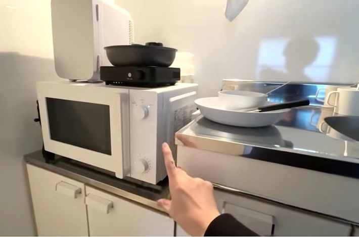 キッチン用品はこれだけ。小さな電熱器と冷蔵ボックスを使う