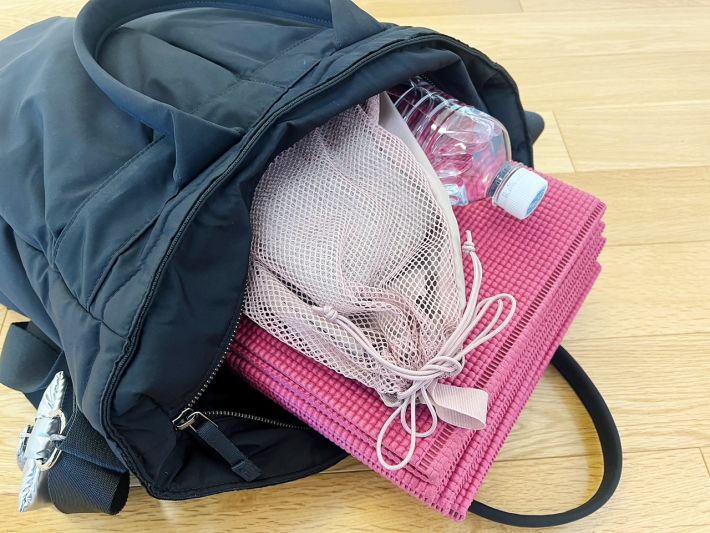 ヨガマットやペットボトルが入った