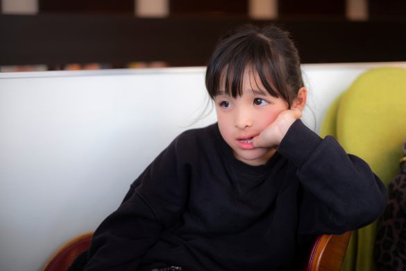 つまらなそうな顔の女の子