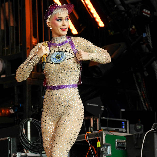 パフォーマンスするケイティ・ペリー