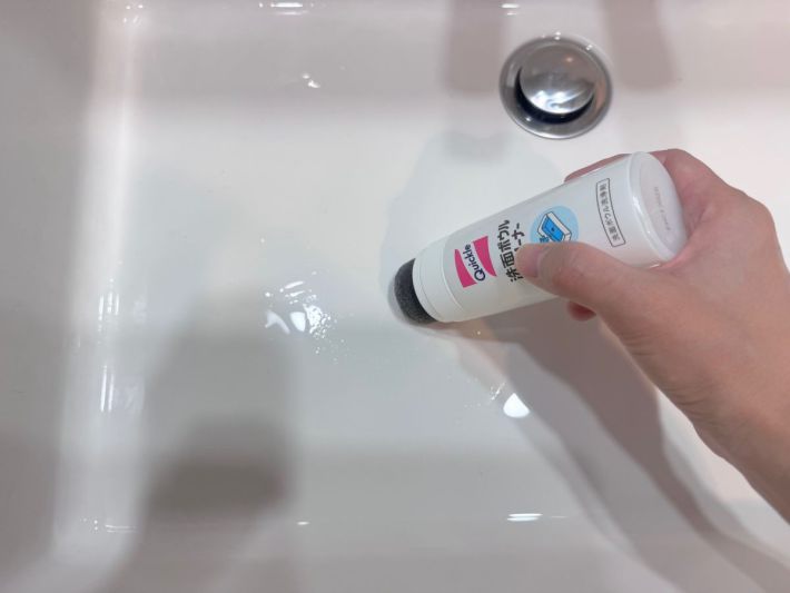 クリーナーを洗面台に塗る様子