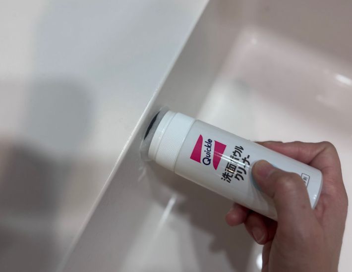 洗面ボウルにスポンジを当てる様子