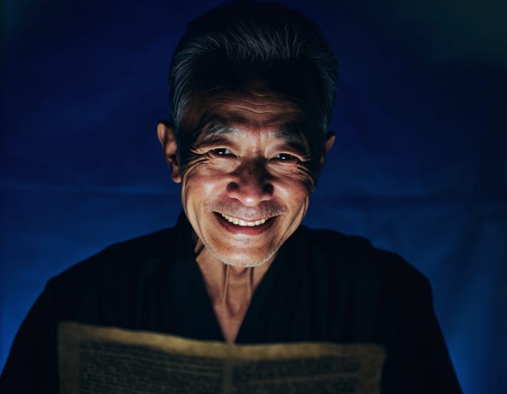 不敵な笑みを浮かべる男性