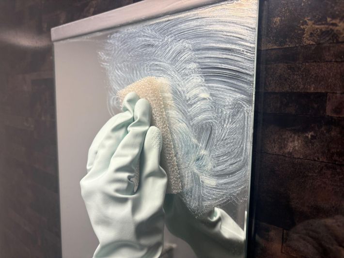 鏡をこする様子