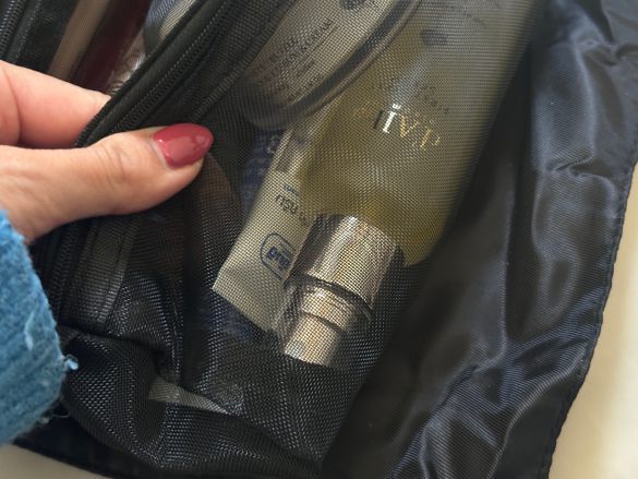 メッシュ素材のポーチ