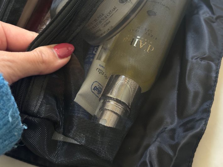 メッシュ素材のポーチ