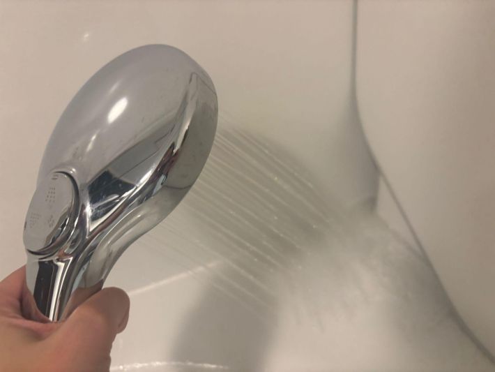 ジェルを水で流す様子