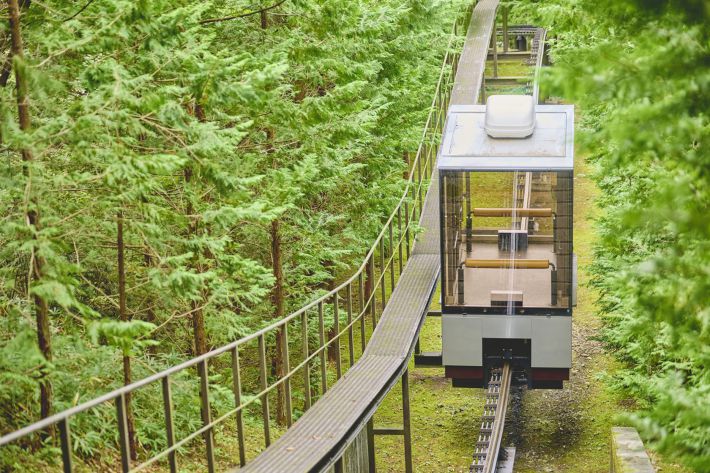 施設入り口からホテル棟までをつなぐスロープカーの様子