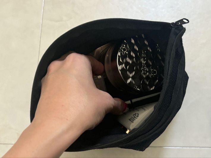 ポーチから物を取り出そうとする様子