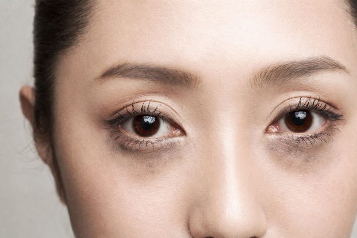 夕方ふと鏡を見ると、メイク崩れで目の下が黒い…（画像はイメージ）