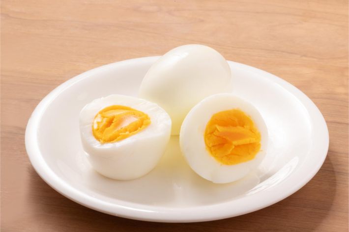 皿に盛られたゆで卵