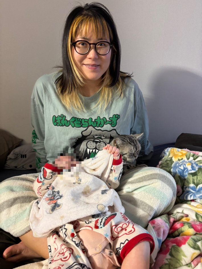 息子と愛猫を膝にのせている