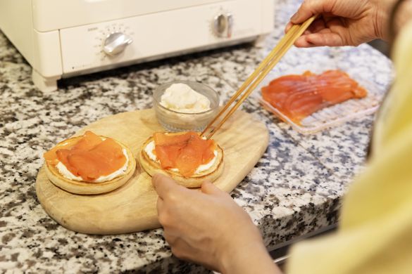 スモークサーモンをのせる