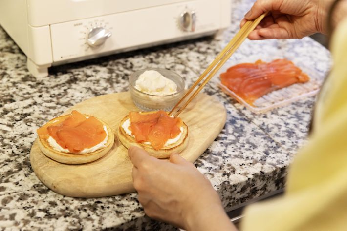 スモークサーモンをのせる