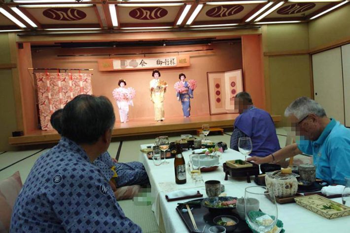 踊っている様子