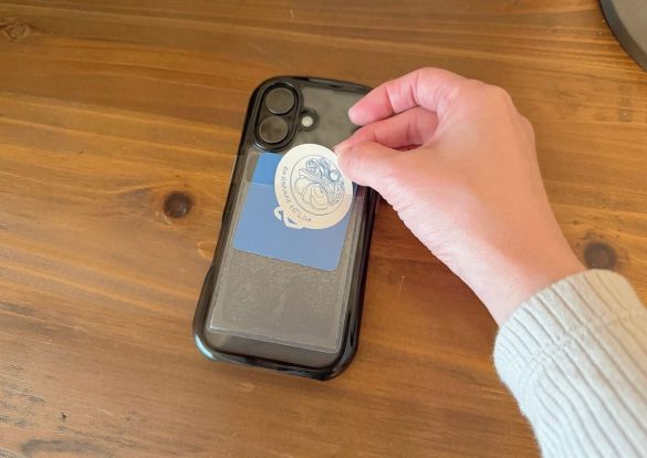 ステッカーをポケットシールの中に入れる様子