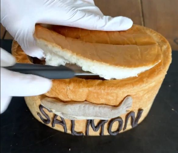  サーモン缶　パン