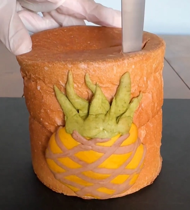 ナイフで缶詰（のパン）に切れ込みを入れると……