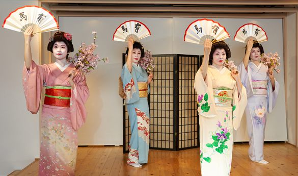4人が芸妓の踊りをしている様子