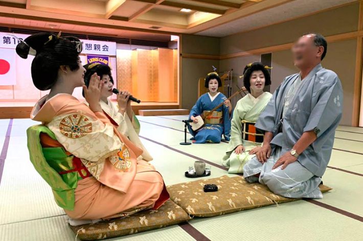 お座敷あそびをしている様子