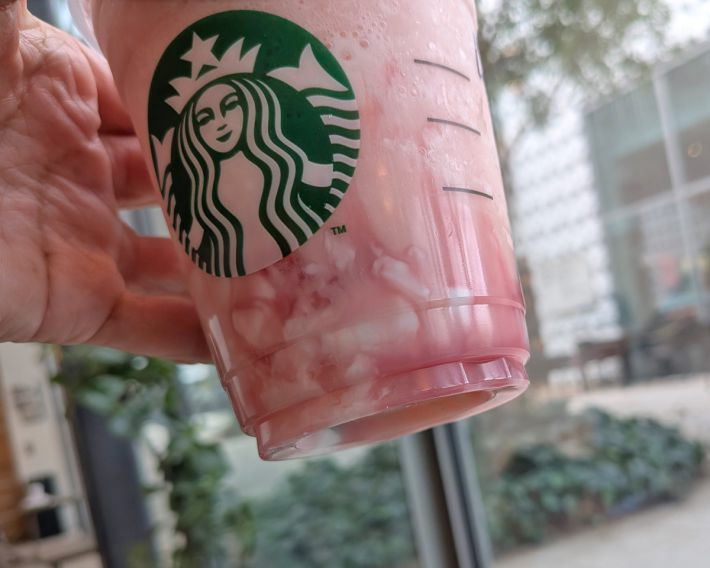 白桃ジュレとミルクプリンの組み合わせに白桃フラペチーノがたっぷり