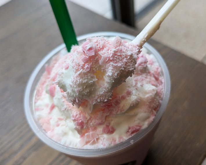 桜の花びらの世界観