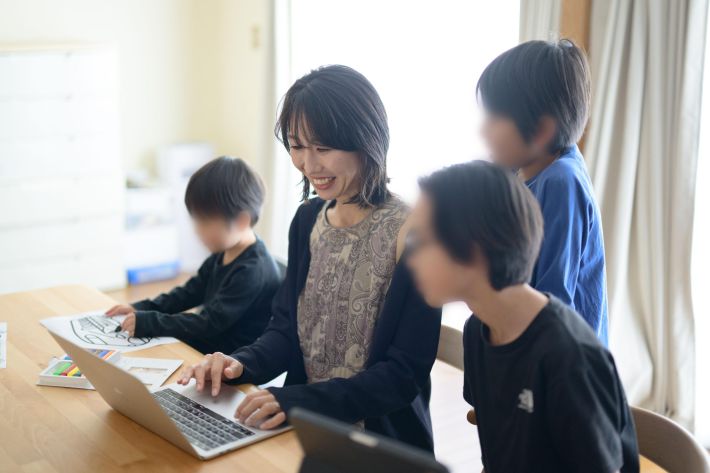 お子さんと談笑する宮崎さん