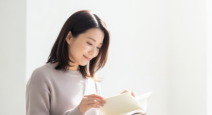 本を眺める女性