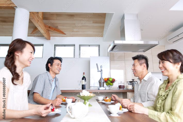 楽しそうに話す義父母と夫婦