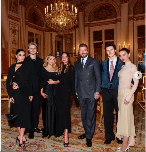フランス芸術文化勲章シュヴァリエの授賞式に集結したベッカム家