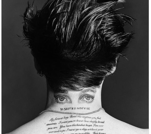 ブルックリン・ベッカムの首に彫られた妻ニコラの目のタトゥー